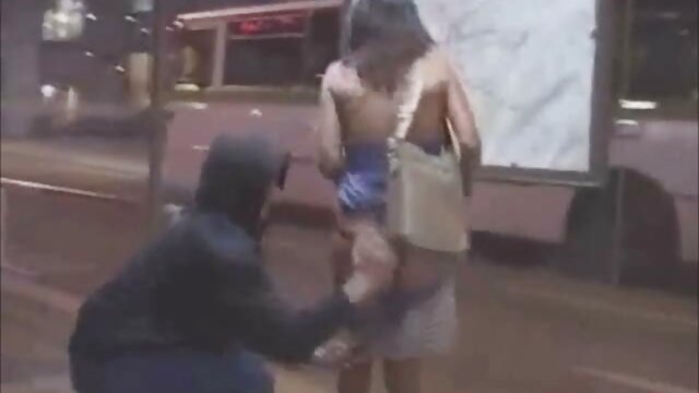 XXX sem registo  Miúda gira com vídeosporno em hd um sorriso bonito