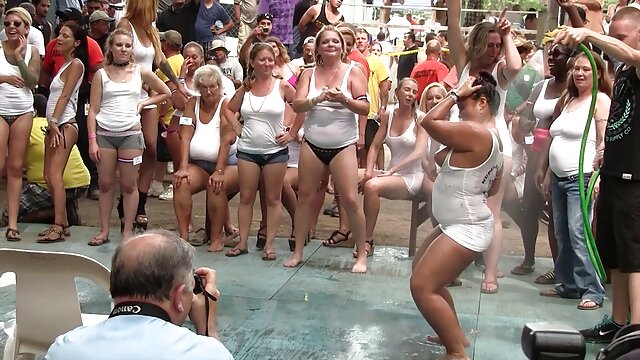 XXX sem registo  Orgia de nadadores checos. Alargamento vídeo de pornô hd