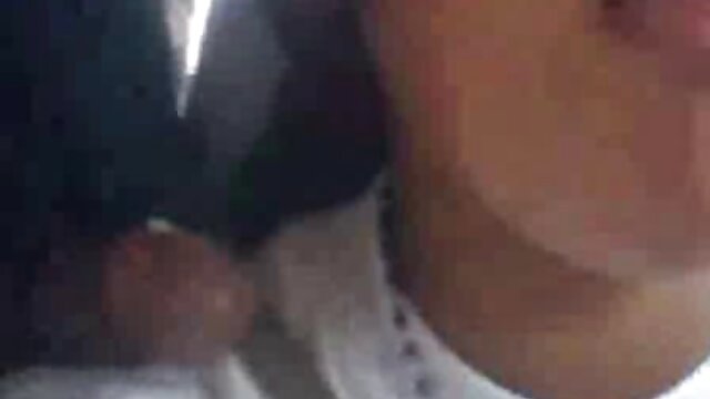 XXX sem registo  Uma estudante loira lava-se no chuveiro e fode videos de sexo gratis em hd