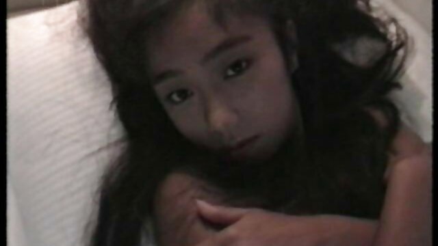 XXX sem registo  A mãe do marido queimou-o no Duche quando o espiou e o levou a sair. vídeo pornô em hd grátis