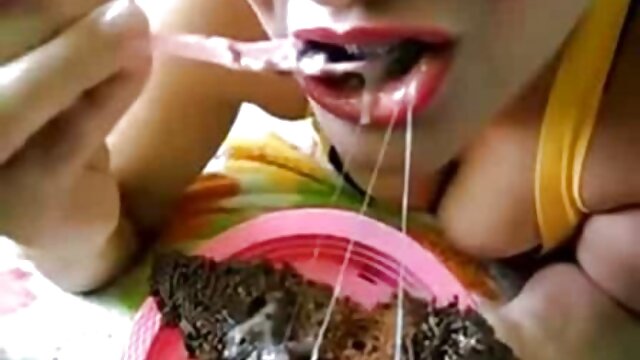 XXX sem registo  Asian darling vídeo pornô full hd dá trabalho ao negro