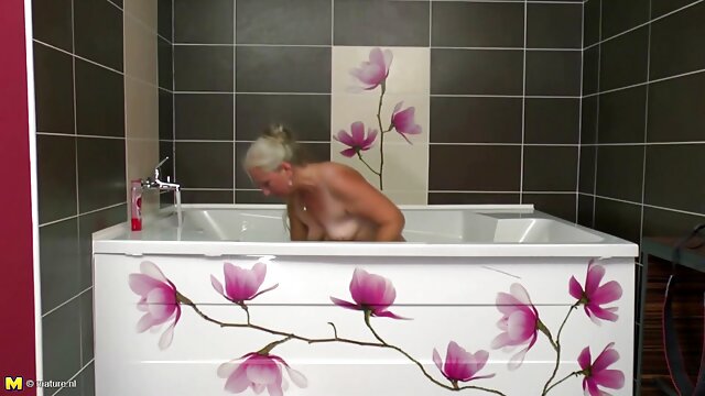 XXX sem registo  Uma mulher negra esbelta estava a foder e a melhor porn hd foder a cara coberta de sementes.