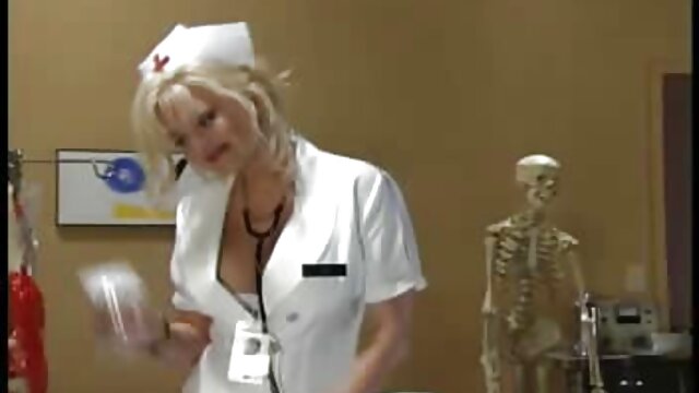 XXX sem registo  Rapariga nua os melhores pornos em hd apanha carruagem