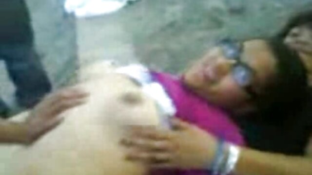 XXX sem registo  A garota está excitada e assistir vídeo pornô em hd logo recebe uma carona nela