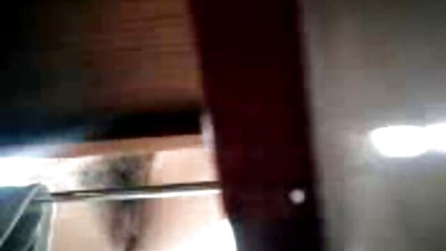 XXX sem registo  Doces encantadores de Carolina com sapatos pretos e compridos com a carteira os melhores vídeos pornô em hd