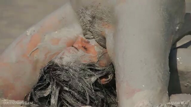 XXX sem registo  Há uma rapariga tola não só na boca e no chapéu, vídeo pornô caseiro em hd mas também num poço não desenvolvido.