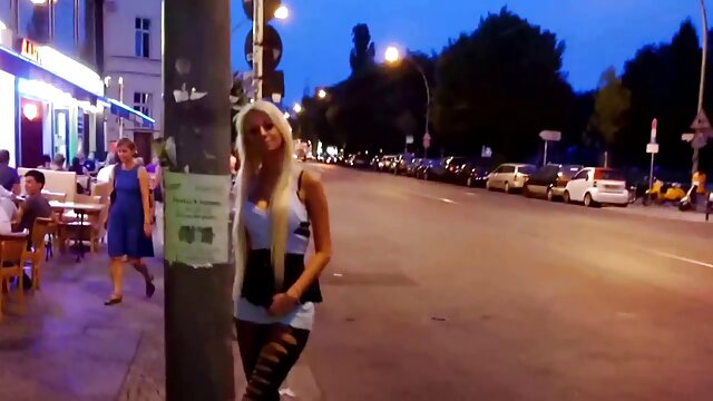XXX sem registo  A rapariga está zangada com o carro do homem. videos pono em hd