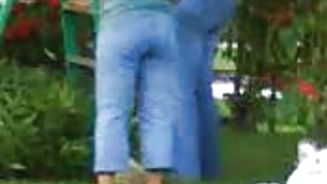 XXX sem registo  A miúda vermelha gosta videos porno em alta resolução de foder em frente à casa.
